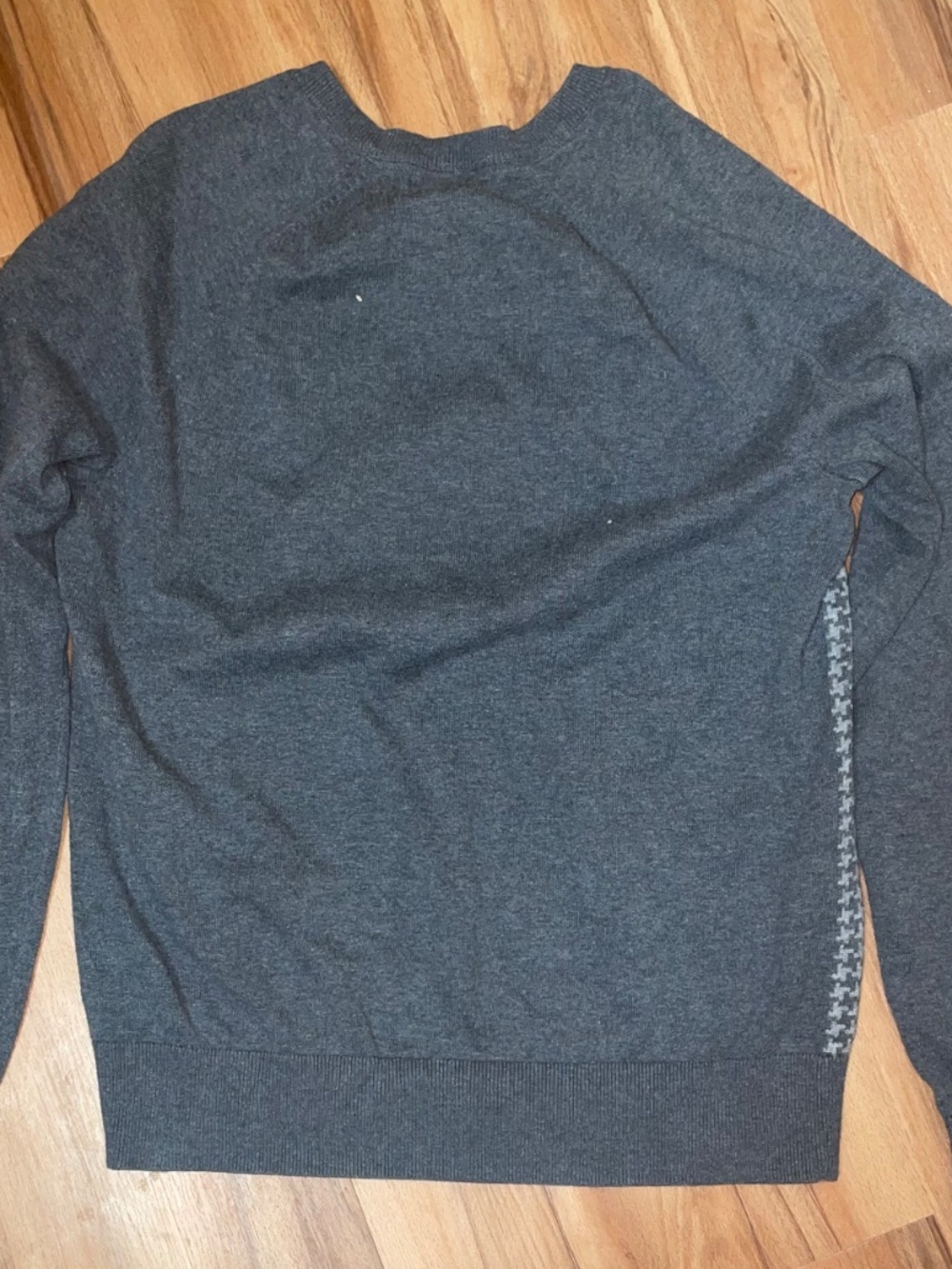 Patterned V neck - Picture 3 of 3